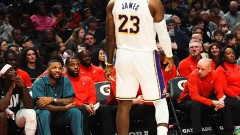 武磊打破巴塞罗那球门，中国球员历史性突破！